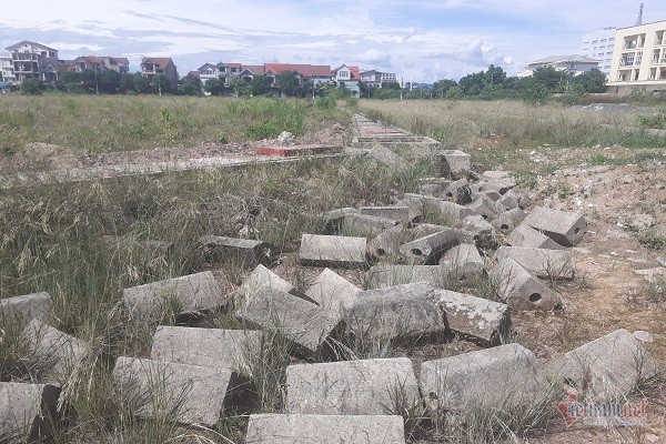 Dự án tọa lạc đất vàng 4 mặt tiền ở Hà Tĩnh suốt 10 năm vẫn bất động - Ảnh 2. Dự án tọa lạc đất vàng 4 mặt tiền ở Hà Tĩnh suốt 10 năm vẫn bất động - Ảnh 2.