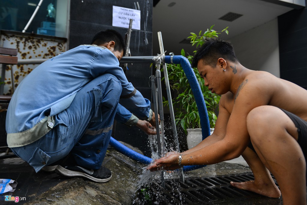 Nước đặc sệt, bốc mùi dầu khi thau rửa bể chung cư Hà Nội - Ảnh 9.