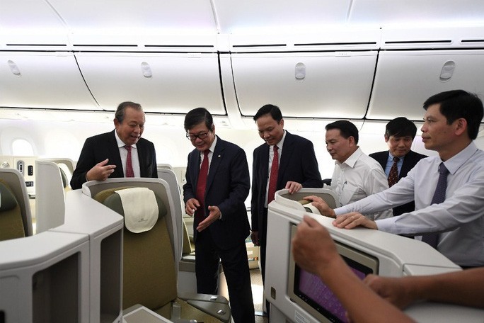 Phó Thủ tướng ngồi thử siêu máy bay, chiếc máy bay thứ 100 của Vietnam Airlines - Ảnh 1. Phó Thủ tướng ngồi thử siêu máy bay, chiếc máy bay thứ 100 của Vietnam Airlines - Ảnh 1.