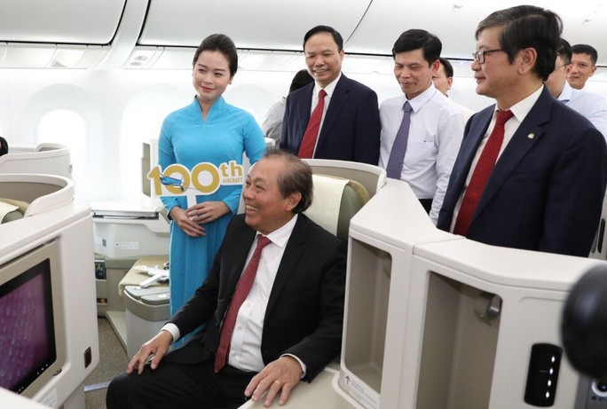Phó Thủ tướng ngồi thử siêu máy bay, chiếc máy bay thứ 100 của Vietnam Airlines - Ảnh 3. Phó Thủ tướng ngồi thử siêu máy bay, chiếc máy bay thứ 100 của Vietnam Airlines - Ảnh 3.