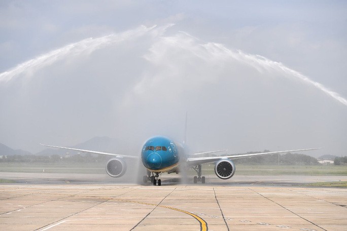 Phó Thủ tướng ngồi thử siêu máy bay, chiếc máy bay thứ 100 của Vietnam Airlines - Ảnh 5. Phó Thủ tướng ngồi thử siêu máy bay, chiếc máy bay thứ 100 của Vietnam Airlines - Ảnh 5.