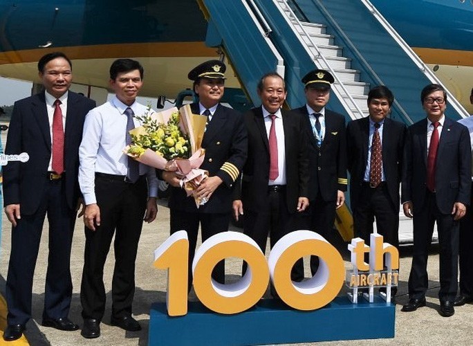 Phó Thủ tướng ngồi thử siêu máy bay, chiếc máy bay thứ 100 của Vietnam Airlines - Ảnh 7. Phó Thủ tướng ngồi thử siêu máy bay, chiếc máy bay thứ 100 của Vietnam Airlines - Ảnh 7.