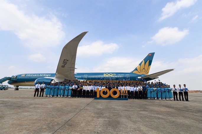 Phó Thủ tướng ngồi thử siêu máy bay, chiếc máy bay thứ 100 của Vietnam Airlines - Ảnh 8. Phó Thủ tướng ngồi thử siêu máy bay, chiếc máy bay thứ 100 của Vietnam Airlines - Ảnh 8.