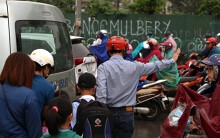 Phụ huynh Hà Nội bỏ xe máy, dắt con đi bộ đến trường vì kẹt xe dưới trời mưa lạnh