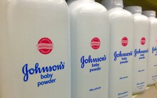 Johnson & Johnson lại bị thu hồi 33.000 chai phấn rôm trẻ em vì nghi có chất gây ung thư