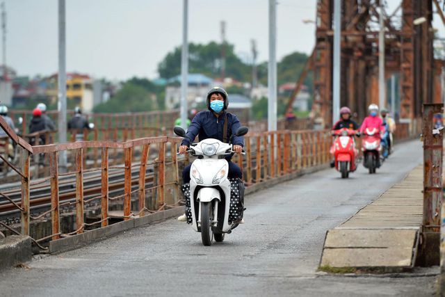 Người Hà Nội khăn len áo ấm trong gió lạnh đầu mùa - Ảnh 1.