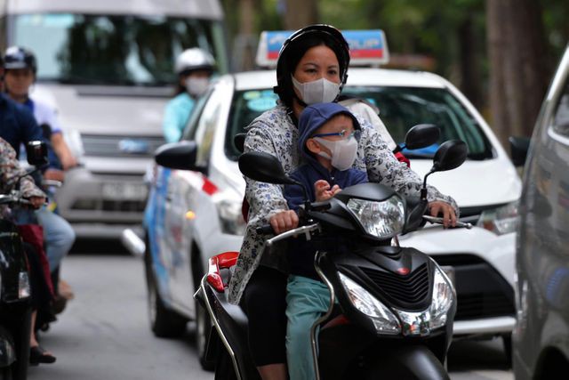 Người Hà Nội khăn len áo ấm trong gió lạnh đầu mùa - Ảnh 10.