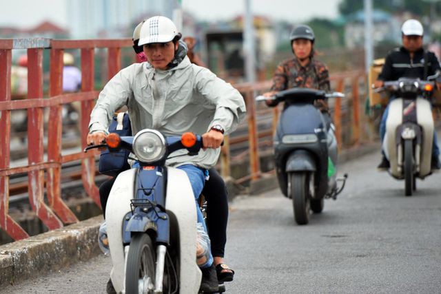Người Hà Nội khăn len áo ấm trong gió lạnh đầu mùa - Ảnh 2.
