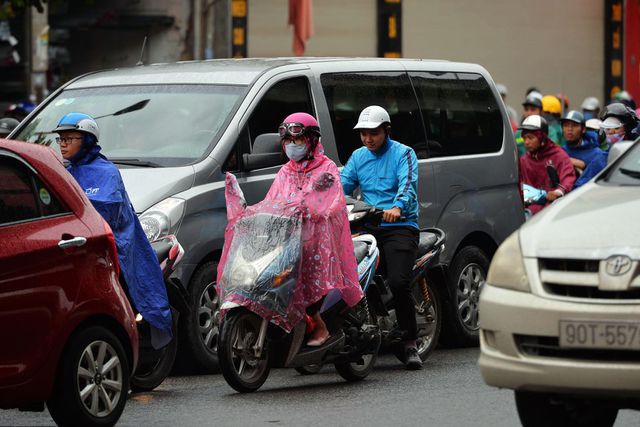 Người Hà Nội khăn len áo ấm trong gió lạnh đầu mùa - Ảnh 5.