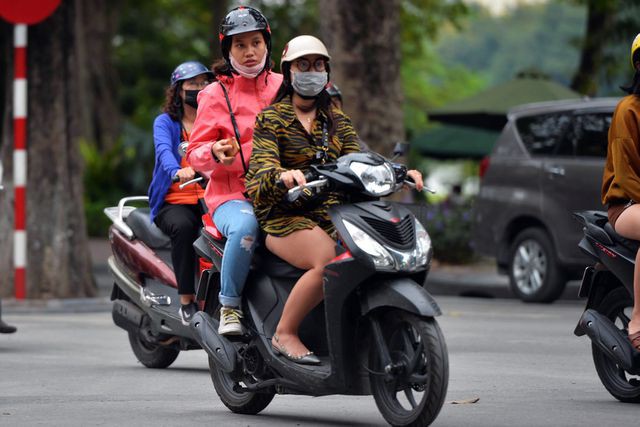Người Hà Nội khăn len áo ấm trong gió lạnh đầu mùa - Ảnh 6.