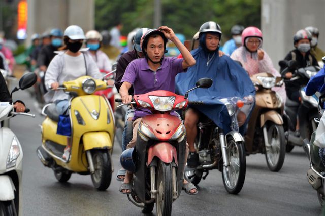 Người Hà Nội khăn len áo ấm trong gió lạnh đầu mùa - Ảnh 7.