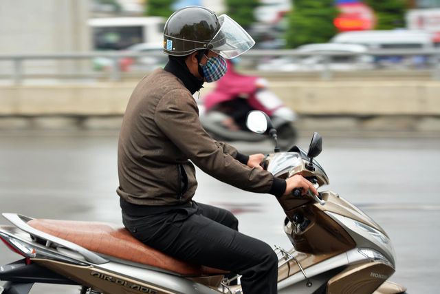 Người Hà Nội khăn len áo ấm trong gió lạnh đầu mùa - Ảnh 8.