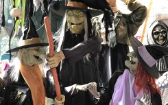 Đồ chơi quái dị Halloween có giá hàng triệu đồng vẫn hút khách