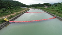 Một tuần đào đất, vét suối xử lí ô nhiễm dầu