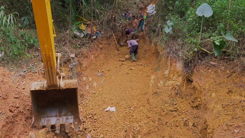 Một tuần đào đất, vét suối xử lí ô nhiễm dầu - Ảnh 2. Một tuần đào đất, vét suối xử lí ô nhiễm dầu - Ảnh 2.
