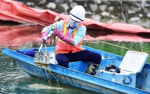 Hút bùn nhiễm dầu thải trên kênh dẫn nước sông Đà