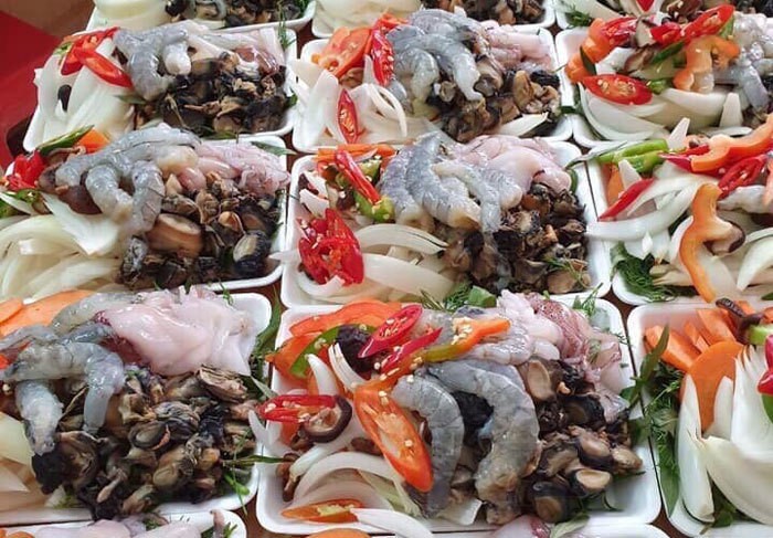 Giật mình set lẩu toàn hải sản tươi giá chỉ 50.000 trên vỉa hè - Ảnh 1. Giật mình set lẩu toàn hải sản tươi giá chỉ 50.000 trên vỉa hè - Ảnh 1.