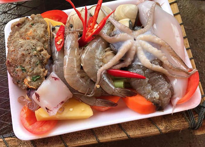 Giật mình set lẩu toàn hải sản tươi giá chỉ 50.000 trên vỉa hè - Ảnh 2. Giật mình set lẩu toàn hải sản tươi giá chỉ 50.000 trên vỉa hè - Ảnh 2.
