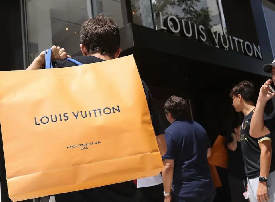 Chu-so-huu-Luis-Vuitton-muon-thau-tom-Tiffany-voi-gia-14-5-ti-USD-2