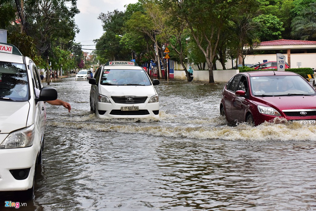 Khu Thảo Điền lại mênh mông nước vì triều cường - Ảnh 1. Khu Thảo Điền lại mênh mông nước vì triều cường - Ảnh 1.