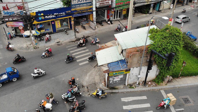 Căn nhà xấu xí án ngữ giữa đường tại TP HCM - Ảnh 2. Căn nhà xấu xí án ngữ giữa đường tại TP HCM - Ảnh 2.