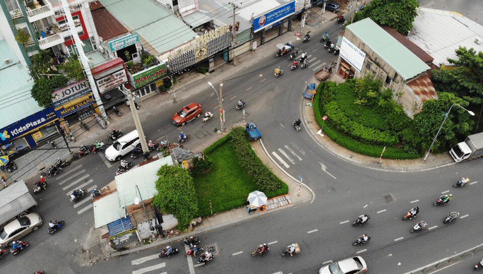 Căn nhà xấu xí án ngữ giữa đường tại TP HCM - Ảnh 3. Căn nhà xấu xí án ngữ giữa đường tại TP HCM - Ảnh 3.