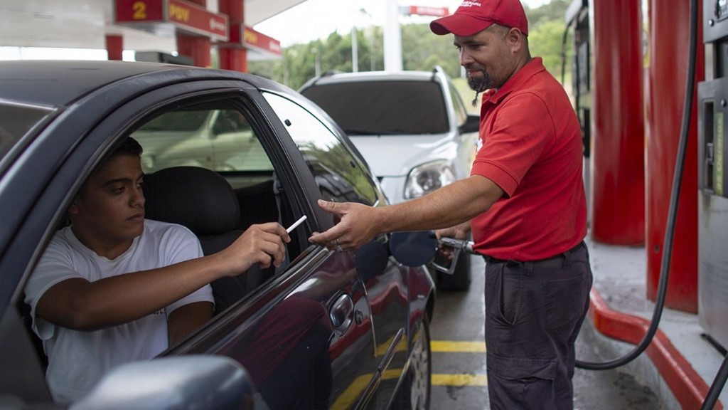 Người Venezuela trả một điếu thuốc lá, thanh kẹo để đổ xăng - Ảnh 3. Người Venezuela trả một điếu thuốc lá, thanh kẹo để đổ xăng - Ảnh 3.