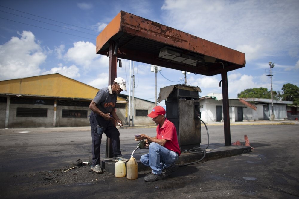 Người Venezuela trả một điếu thuốc lá, thanh kẹo để đổ xăng - Ảnh 4. Người Venezuela trả một điếu thuốc lá, thanh kẹo để đổ xăng - Ảnh 4.