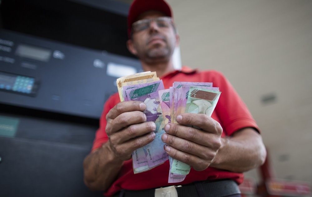 Người Venezuela trả một điếu thuốc lá, thanh kẹo để đổ xăng - Ảnh 5. Người Venezuela trả một điếu thuốc lá, thanh kẹo để đổ xăng - Ảnh 5.