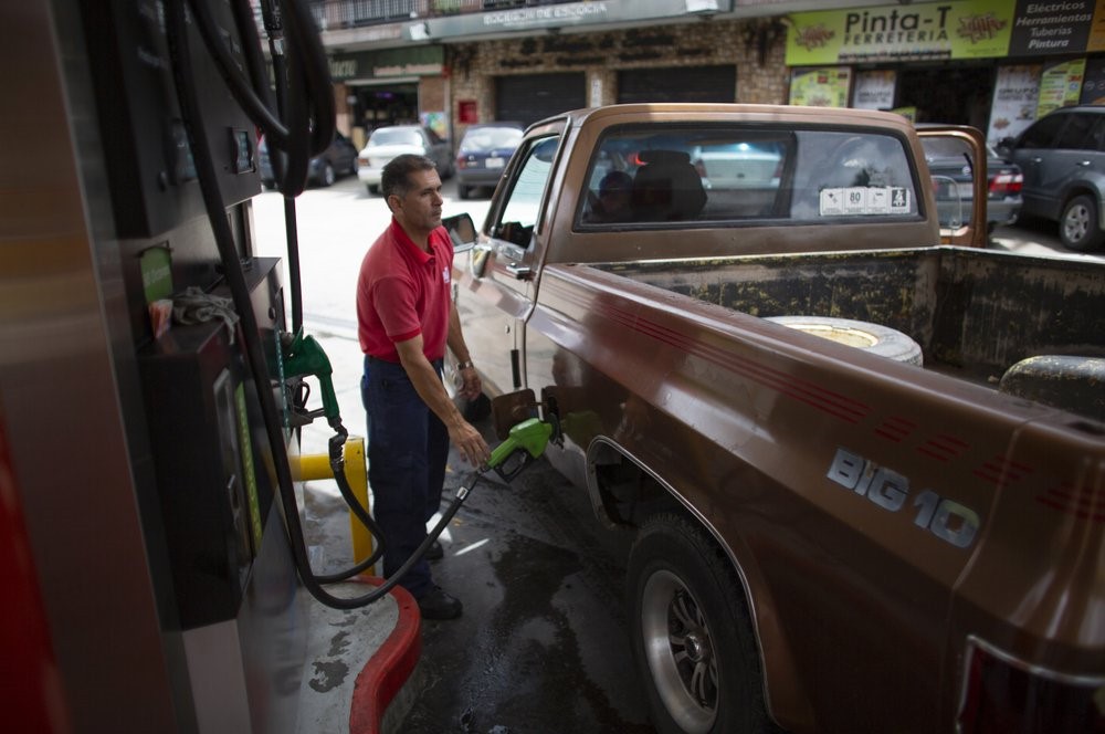 Người Venezuela trả một điếu thuốc lá, thanh kẹo để đổ xăng - Ảnh 7. Người Venezuela trả một điếu thuốc lá, thanh kẹo để đổ xăng - Ảnh 7.