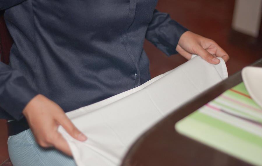 Các sử dụng khăn ăn để trở nên lịch thiệp trong bữa tiệc sang trọng - Ảnh 1.