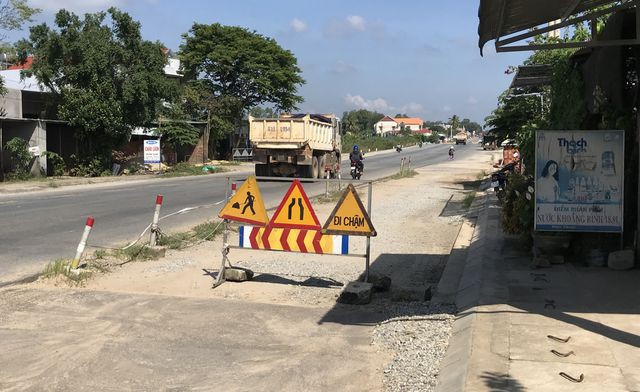 Quảng Ngãi: Quốc lộ 1A, 3 năm thi công, 6 lần gia hạn vẫn nham nhở chắp vá - Ảnh 2. Quảng Ngãi: Quốc lộ 1A, 3 năm thi công, 6 lần gia hạn vẫn nham nhở chắp vá - Ảnh 2.