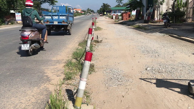 Quảng Ngãi: Quốc lộ 1A, 3 năm thi công, 6 lần gia hạn vẫn nham nhở chắp vá - Ảnh 4. Quảng Ngãi: Quốc lộ 1A, 3 năm thi công, 6 lần gia hạn vẫn nham nhở chắp vá - Ảnh 4.