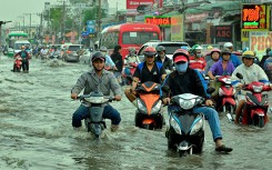 Xe chết máy hàng loạt trên quốc lộ 50 trước ngày triều cường đạt đỉnh