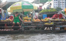 Triều cường tại TP HCM đạt đỉnh 1,7 m, người dân buôn bán ế ẩm vì phố phường ngập sâu
