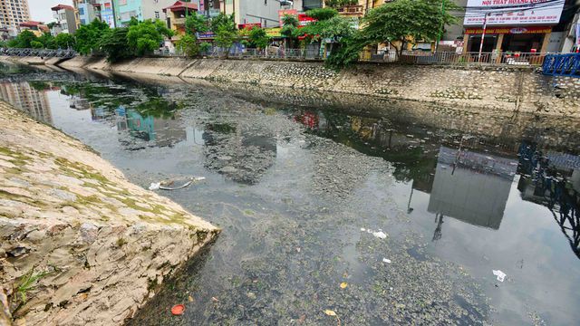 Mỗi ngày các dòng sông Hà Nội nhận 600.000 m3 nước thải - Ảnh 4. Mỗi ngày các dòng sông Hà Nội nhận 600.000 m3 nước thải - Ảnh 4.
