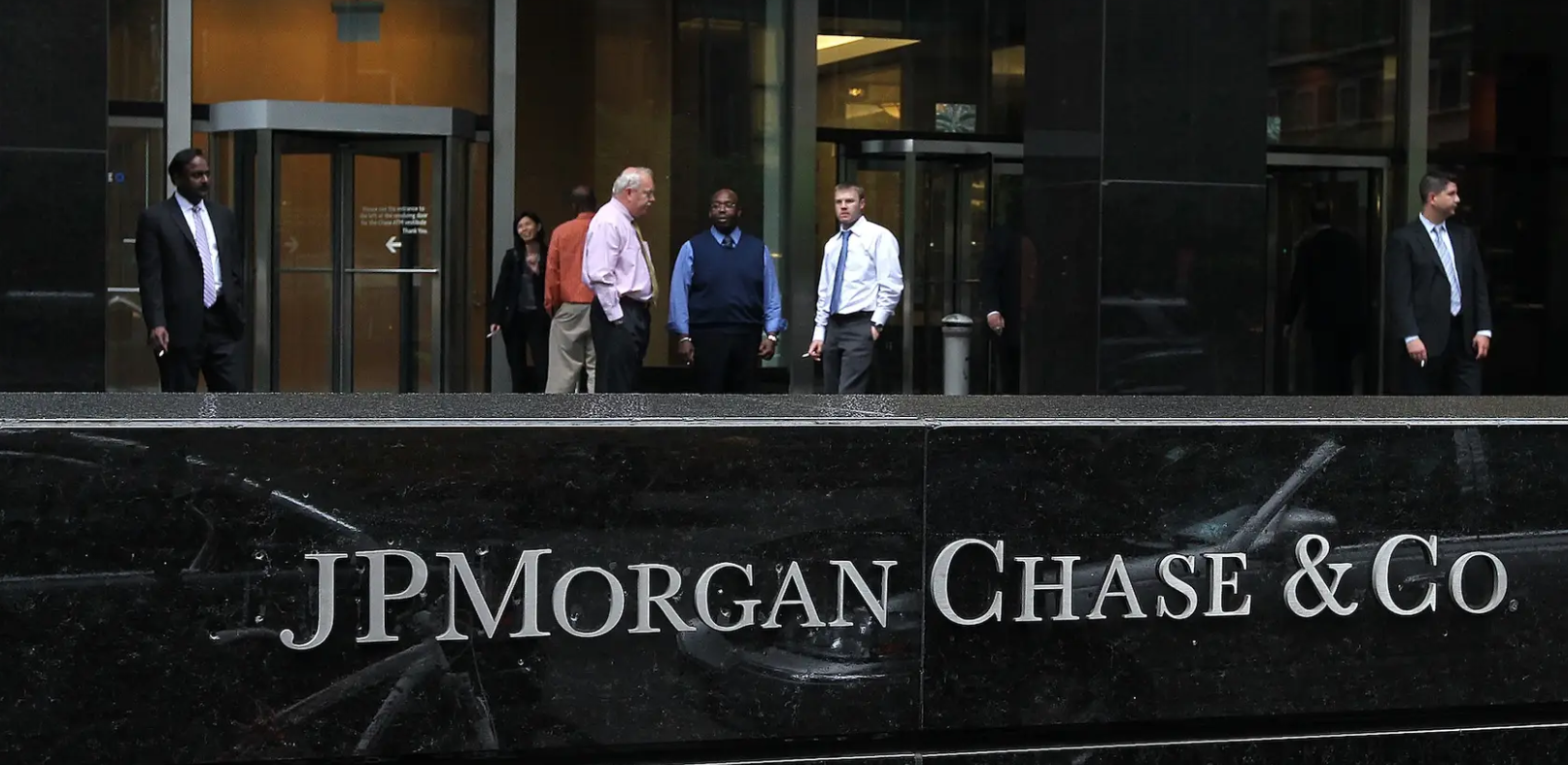 Khong-du-tien-tra-chi-phi-hang-ngan-nhan-vien-ngan-hang-JPMorgan-se-phai-‘di-tan’-khoi-tru-so-o-New-York-1