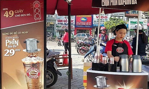 Đại gia cà phê đua nhau 'xuống đường' - Ảnh 1. Đại gia cà phê đua nhau 'xuống đường' - Ảnh 1.