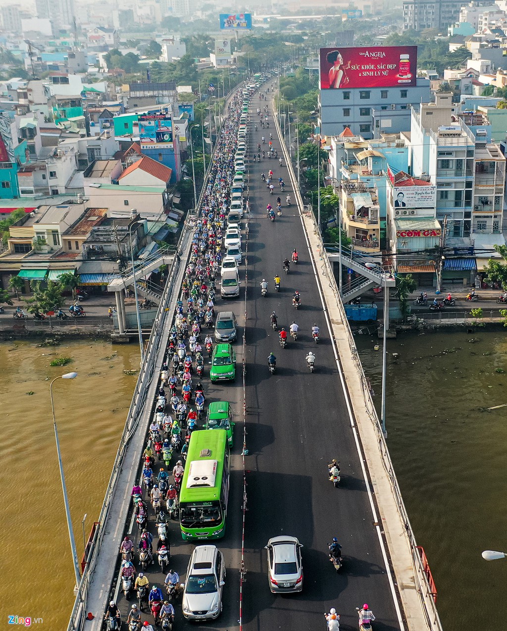 Mở rộng thêm 2 m, cầu Kênh Tẻ vẫn 'đi hoài không hết' - Ảnh 2. Mở rộng thêm 2 m, cầu Kênh Tẻ vẫn 'đi hoài không hết' - Ảnh 2.