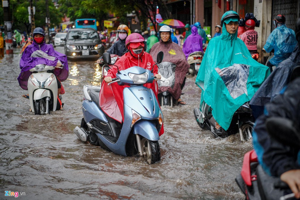 Ngã lăn trước đầu ôtô vì mưa ngập, ùn tắc đầu giờ sáng - Ảnh 1. Ngã lăn trước đầu ôtô vì mưa ngập, ùn tắc đầu giờ sáng - Ảnh 1.