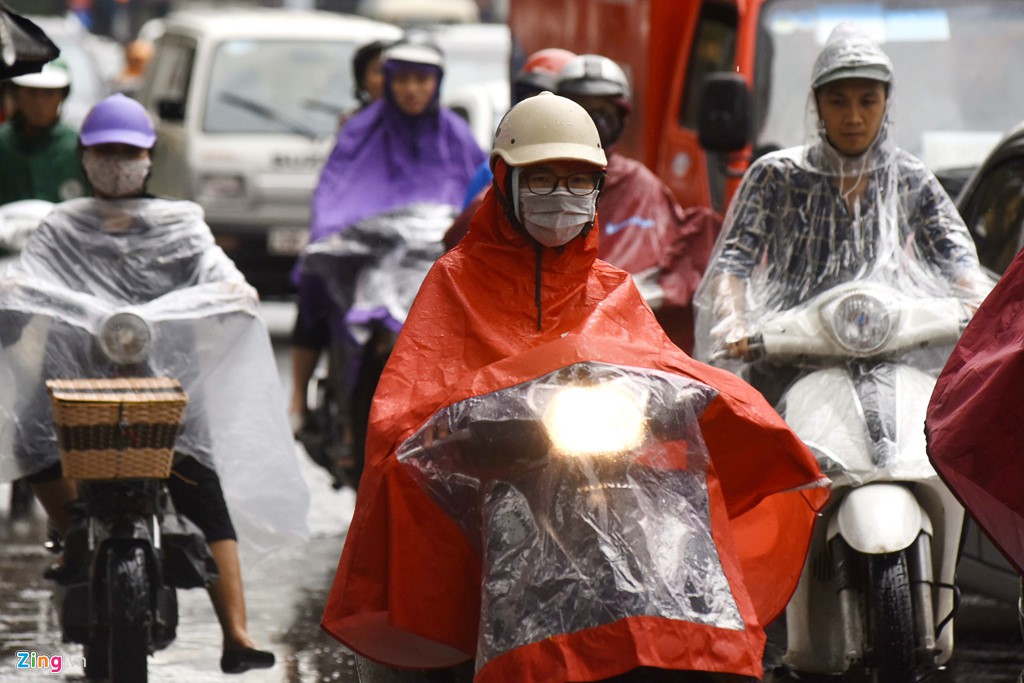 Ngã lăn trước đầu ôtô vì mưa ngập, ùn tắc đầu giờ sáng - Ảnh 11. Ngã lăn trước đầu ôtô vì mưa ngập, ùn tắc đầu giờ sáng - Ảnh 11.