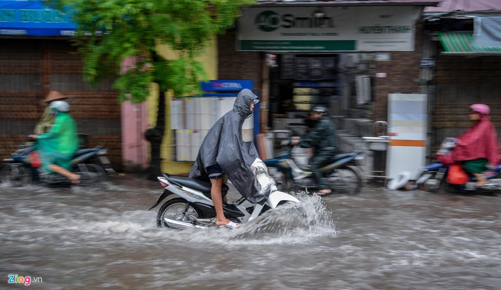Ngã lăn trước đầu ôtô vì mưa ngập, ùn tắc đầu giờ sáng - Ảnh 2. Ngã lăn trước đầu ôtô vì mưa ngập, ùn tắc đầu giờ sáng - Ảnh 2.