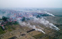 Hà Nội chìm trong khói đốt rơm