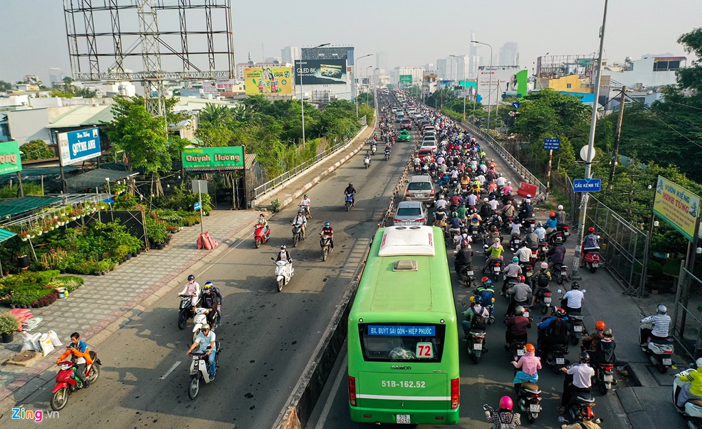 Mở rộng thêm 2 m, cầu Kênh Tẻ vẫn 'đi hoài không hết' - Ảnh 5. Mở rộng thêm 2 m, cầu Kênh Tẻ vẫn 'đi hoài không hết' - Ảnh 5.