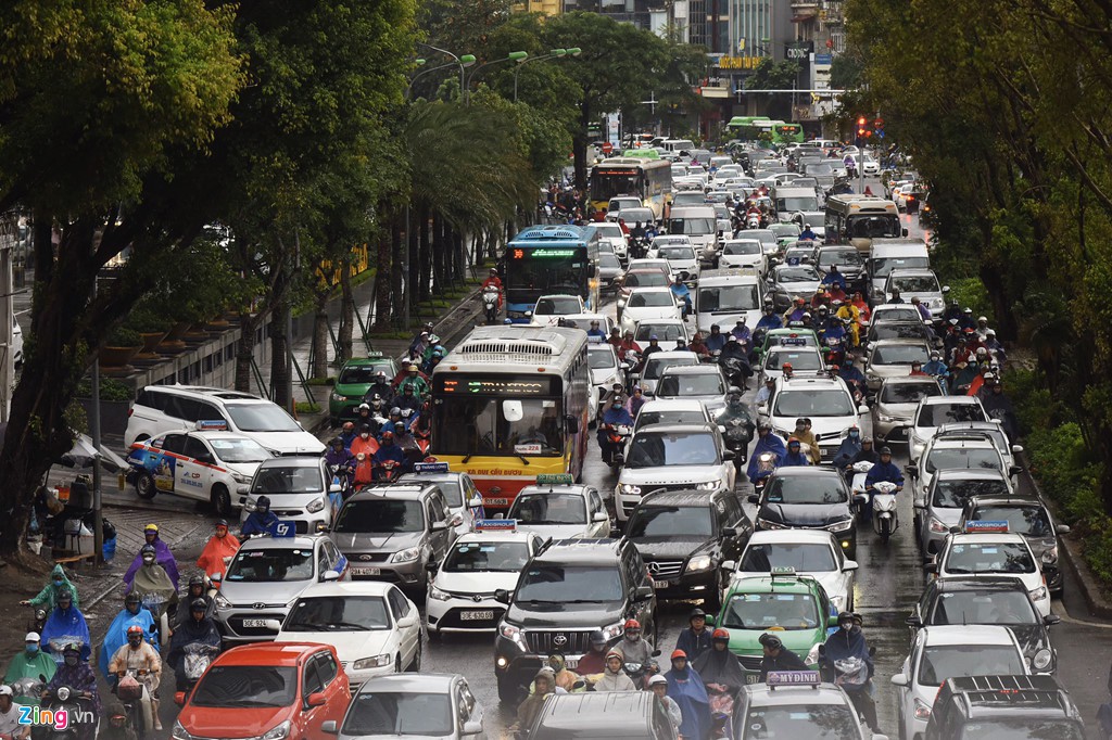 Ngã lăn trước đầu ôtô vì mưa ngập, ùn tắc đầu giờ sáng - Ảnh 5. Ngã lăn trước đầu ôtô vì mưa ngập, ùn tắc đầu giờ sáng - Ảnh 5.