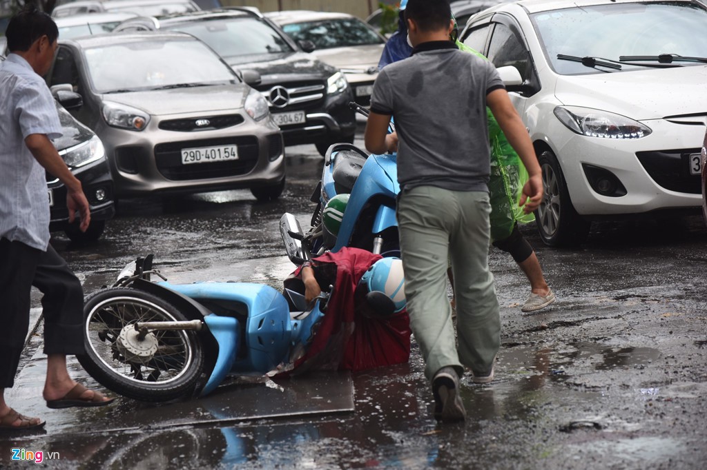 Ngã lăn trước đầu ôtô vì mưa ngập, ùn tắc đầu giờ sáng - Ảnh 6. Ngã lăn trước đầu ôtô vì mưa ngập, ùn tắc đầu giờ sáng - Ảnh 6.