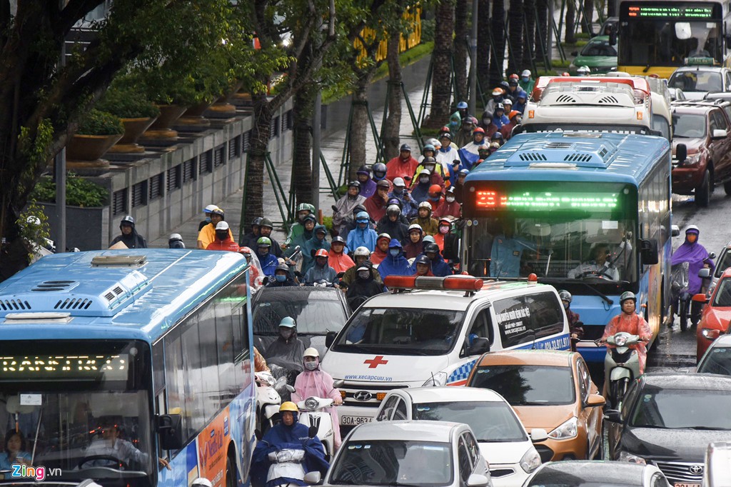 Ngã lăn trước đầu ôtô vì mưa ngập, ùn tắc đầu giờ sáng - Ảnh 7. Ngã lăn trước đầu ôtô vì mưa ngập, ùn tắc đầu giờ sáng - Ảnh 7.
