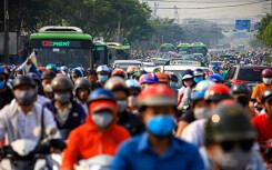 Mở rộng thêm 2 m, cầu Kênh Tẻ vẫn 'đi hoài không hết'