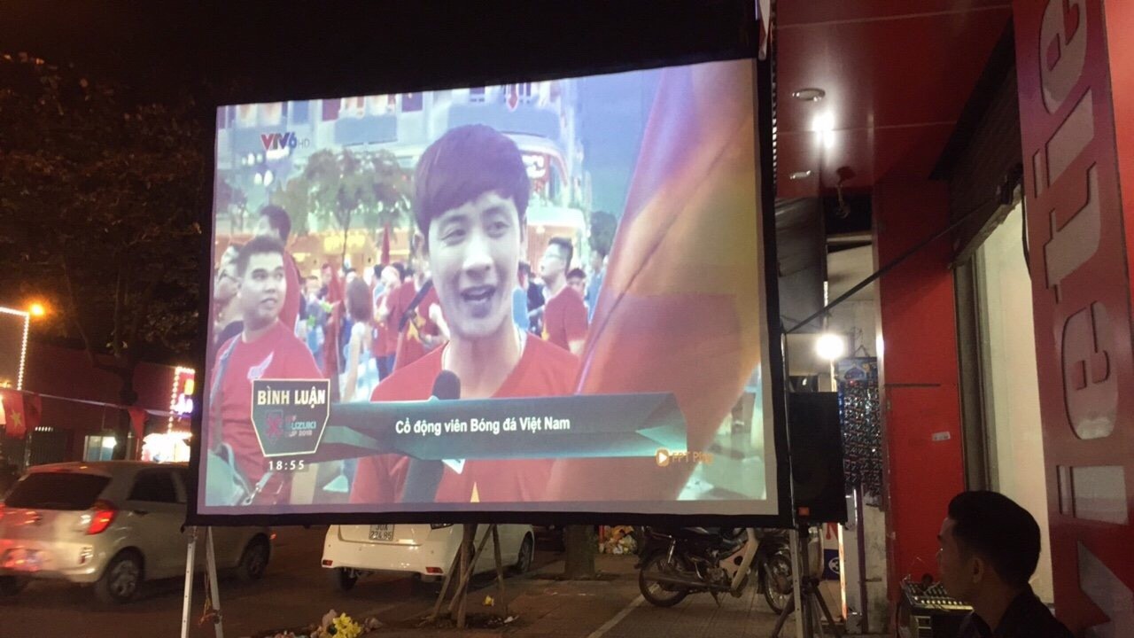 xem-truc-tiep-bong-da-man-nhan-voi-4-mau-may-chieu-man-hinh-song-dong-len-den-300-inch xem-truc-tiep-bong-da-man-nhan-voi-4-mau-may-chieu-man-hinh-song-dong-len-den-300-inch