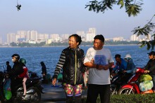 Buổi sáng đầu đông trong vắt bên hồ tự nhiên lớn nhất Hà Nội